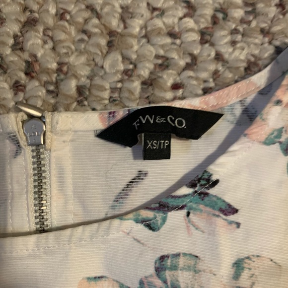 RW&Co floral back zip cropped tank xs - Picture 3 of 3